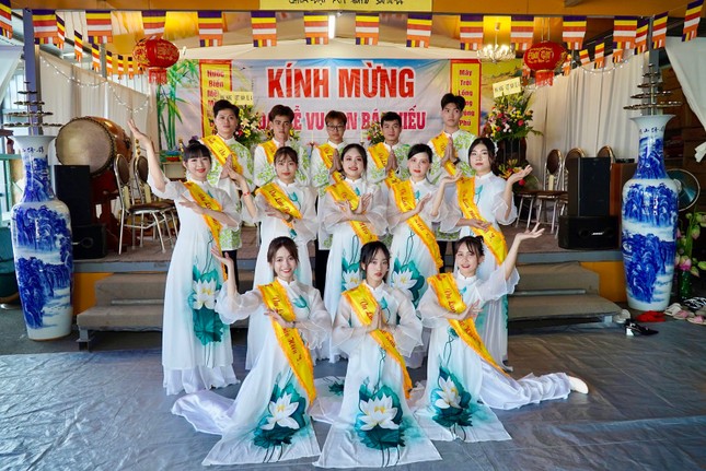 Cộng đồng người Việt Nam tại Nhật Bản biểu diễn văn nghệ mừng Vu lan