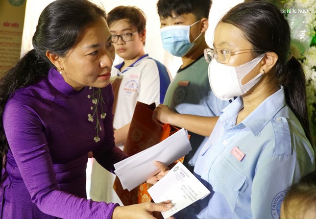 Bà Phan Kiều Thanh Hương ân cần động viên và trao học bổng đến các em học sinh Bà Phan Kiều Thanh Hương ân cần động viên và trao học bổng đến các em học sinh