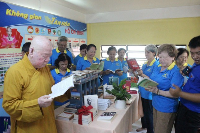 Đại biểu tham quan “Không gian văn hóa Hồ Chí Minh tại chùa Liên Hoa Đại biểu tham quan “Không gian văn hóa Hồ Chí Minh tại chùa Liên Hoa