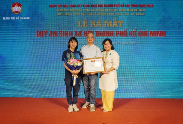 Nhóm tác giả phóng viên Báo Giác Ngộ thực hiện tuyến bài &quot;Tu sĩ trẻ dấn thân&quot;