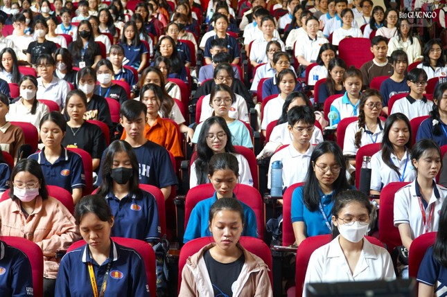 Các bạn sinh viên thực tập thiền ngay tại hội trường