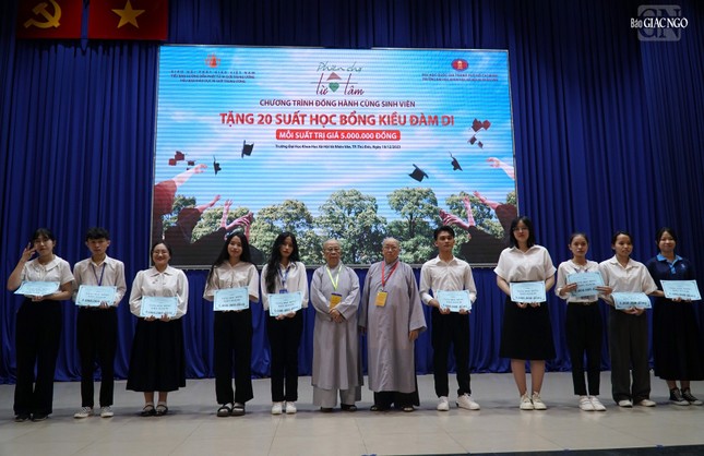 Ni trưởng Thích nữ Như Như, Ni trưởng Thích nữ Như Huệ trao học bổng Kiều Đàm Di đến các bạn sinh viên thuộc Đại học Quốc gia TP.HCM