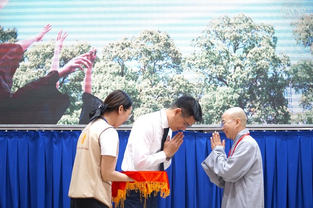 Lần đầu tiên tại TP.HCM, chư Ni hướng dẫn sinh viên thực tập thiền ngay tại trường đại học