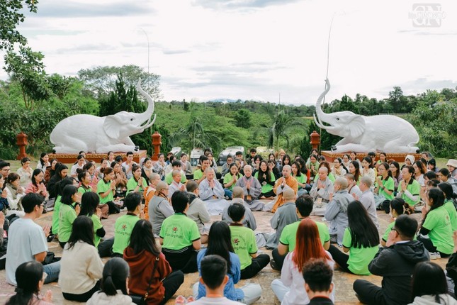 Chư tôn đức Ni hướng dẫn các bạn trẻ phương pháp ngồi thiền căn bản