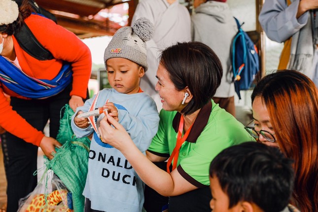 Tình nguyện viên tham gia khóa tu trao tặng quà 0 đồng cho các em