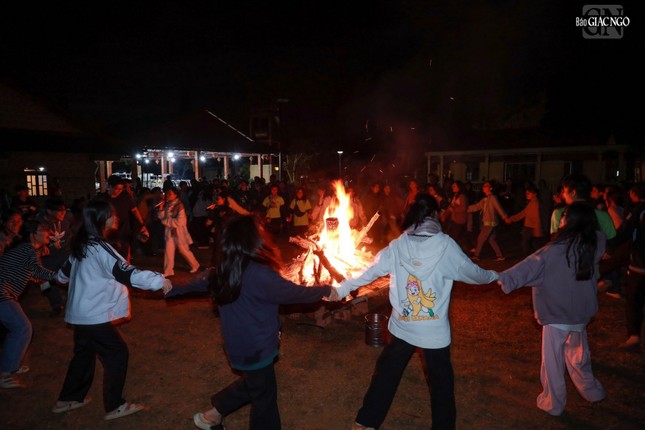 Vui chơi cùng nhau dưới ánh lửa hồng, nhân rộng hơi ấm tình thân