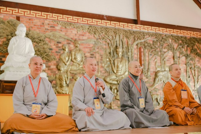 Chư tôn đức Ni đồng hành xuyên suốt cùng các bạn trong hai ngày tu học