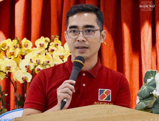 Đại diện Ngân hàng Agribank bày tỏ niềm vinh dự khi được đồng hành cùng Báo Giác Ngộ trao học bổng đến các em học sinh