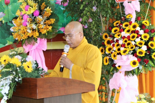 Đại đức Thích Đức Dũng báo cáo công tác Phật sự