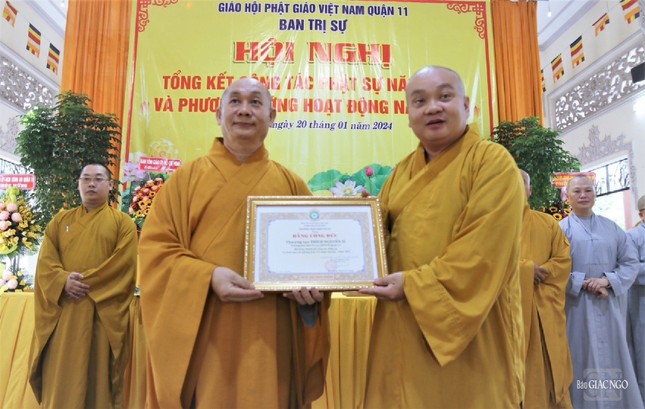 Thượng tọa Trưởng ban Trị sự GHPGVN Q.11 đón nhận Bằng tuyên dương công đức của Ban Trị sự GHPGVN TP.HCM
