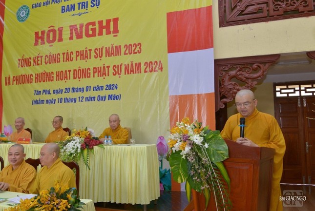 Đại đức Thích Nguyên Thanh thay mặt Ban Thư ký báo cáo