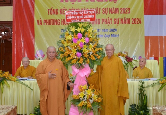 Ban Thường trực Ban Trị sự GHPGVN TP.HCM tặng hoa chúc mừng