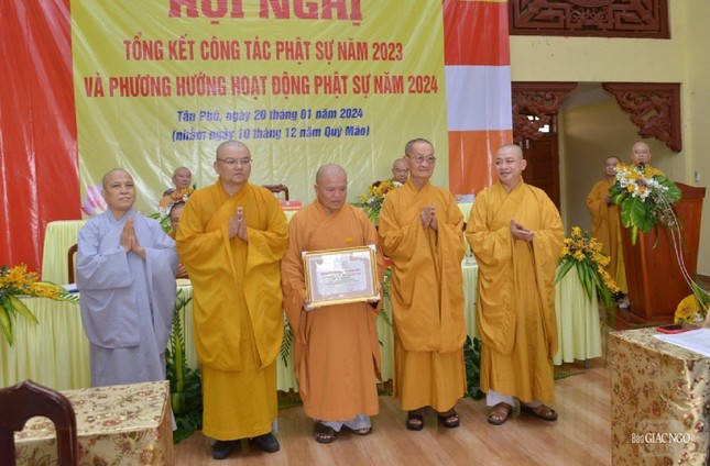 Ban Trị sự GHPGVN Q.Tân Phú đón nhận Bằng tuyên dương công đức của Ban Trị sự GHPGVN TP.HCM