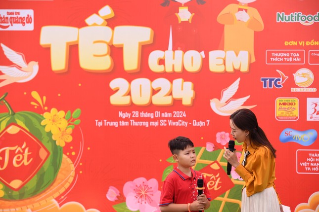 Em Nguyễn Tuấn Kiên, 9 tuổi truyền cảm hứng về tinh thần nỗ lực, vươn lên trong học tập đến các bạn tham dự chương trình. Ngoài giờ học, Tuấn Kiên cùng bà nội đi bán vé số, để có tiền đi học