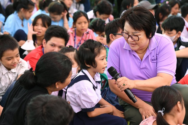 Bà Trần Gia Bảo, Phó Tổng biên tập báo Tuổi Trẻ trò chuyện và lắng nghe ước mơ của em Bùi Ngọc Yến Vy. Vy bệnh về não từ nhỏ, vì vậy đôi chân em rất yếu. Ước mơ của em là &quot;biết đi&quot;. Phu nhân nguyên Chủ tịch nước Trương Tấn Sang đã lắng nghe và tìm cách để ước mơ của em thành hiện thực