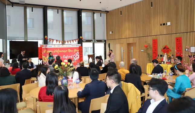 Bà Đào Thị Hồng, Bí thư thứ nhất phụ trách giáo dục, Đại sứ quán Việt Nam tại Vương quốc Anh, phát biểu chào mừng Tết Oxford 2024 Bà Đào Thị Hồng, Bí thư thứ nhất phụ trách giáo dục, Đại sứ quán Việt Nam tại Vương quốc Anh, phát biểu chào mừng Tết Oxford 2024