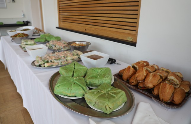 Các món ăn truyền thống Việt Nam được các bạn sinh viên chuẩn bị Các món ăn truyền thống Việt Nam được các bạn sinh viên chuẩn bị