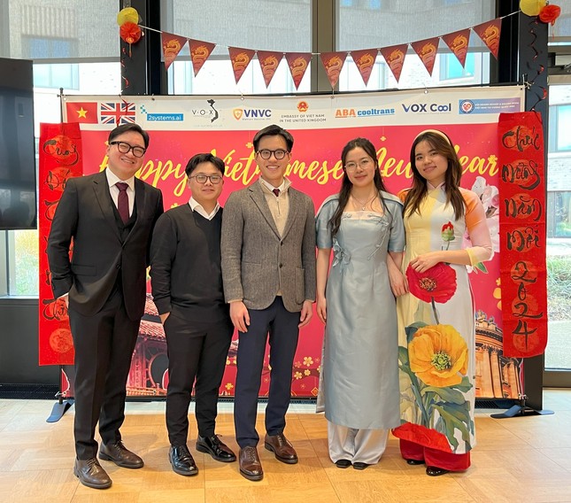 Các thành viên chính trong Ban Tổ chức Tết Oxford 2024 (từ trái sang phải: Nghĩa, Đức, An, Trúc, và Linh) Các thành viên chính trong Ban Tổ chức Tết Oxford 2024 (từ trái sang phải: Nghĩa, Đức, An, Trúc, và Linh)