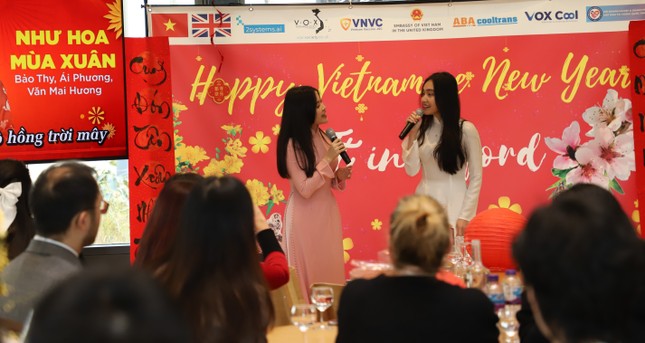 Tiết mục văn nghệ "Như hoa mùa xuân" do hai bạn do hai bạn Phạm Thị Minh Anh và Nguyễn Châu Bảo Nhi biểu diễn Tiết mục văn nghệ "Như hoa mùa xuân" do hai bạn do hai bạn Phạm Thị Minh Anh và Nguyễn Châu Bảo Nhi biểu diễn