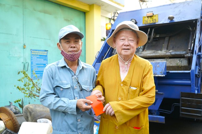 Lộc may mắn Hòa thượng trao tặng đến anh em công nhân vệ sinh công ích