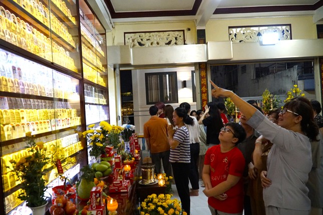 ... Và họ cũng chỉ dẫn cho con mình biết đâu là người thân. Cội nguồn của hạnh phúc bắt đầu từ đây