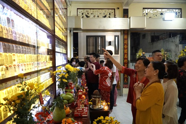 Chị và em hoan hỷ khi tìm thấy bài vị người thân của mình. Khoảnh khắc ấm lòng đầu xuân...