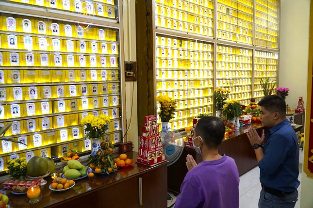 Con, cháu quỳ rất lâu trước di ảnh người thân, gửi trọn những nỗi nhớ, niềm thương. Hình ảnh thân thương khiến nhiều người xúc động