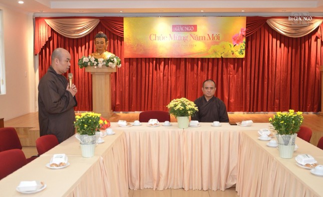 Đại đức Thích Quảng Hậu thay mặt cán bộ, nhân viên, cộng tác viên chúc Tết đến Thượng tọa Tổng Biên tập