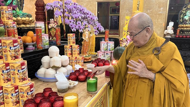 Hòa thượng Thích Thiện Nghĩa, Trưởng ban Trị sự GHPGVN Q.6 thắp nến khai đàn Dược Sư ngày mùng 8 Tết tại chùa Tuyền Lâm - Văn phòng Ban Trị sự GHPGVN quận Hòa thượng Thích Thiện Nghĩa, Trưởng ban Trị sự GHPGVN Q.6 thắp nến khai đàn Dược Sư ngày mùng 8 Tết tại chùa Tuyền Lâm - Văn phòng Ban Trị sự GHPGVN quận