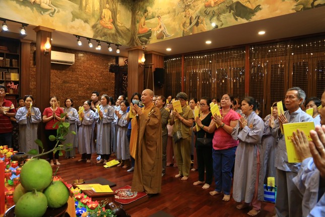 Phật tử tề tựu về chùa Thiên Khánh trong ngày mùng 8 Tết, cùng Đại đức Thích Minh Thạnh - trụ trì chùa khai đàn và tụng kinh Dược Sư Phật tử tề tựu về chùa Thiên Khánh trong ngày mùng 8 Tết, cùng Đại đức Thích Minh Thạnh - trụ trì chùa khai đàn và tụng kinh Dược Sư