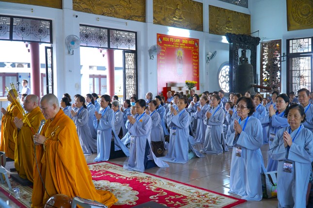 Phật tử tụng kinh trong khóa tu sáng nay Phật tử tụng kinh trong khóa tu sáng nay