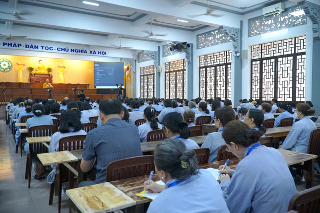 Phật tử cẩn thận ghi chép, chuyên tâm tu học Phật tử cẩn thận ghi chép, chuyên tâm tu học