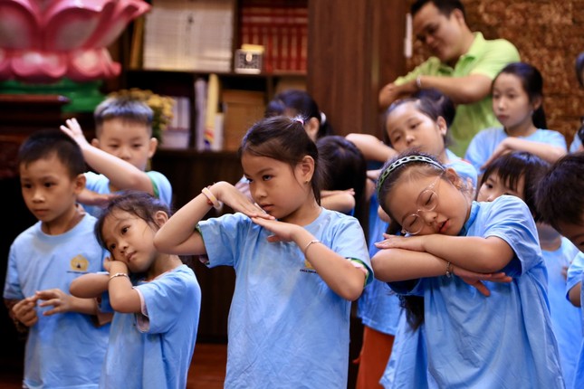 Em học múa và hát thiền ca &quot;Em yêu hoa hồng&quot;