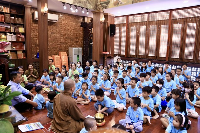 Ngồi bên Thầy, đồng thanh niệm Phật, phát nguyện yêu thương