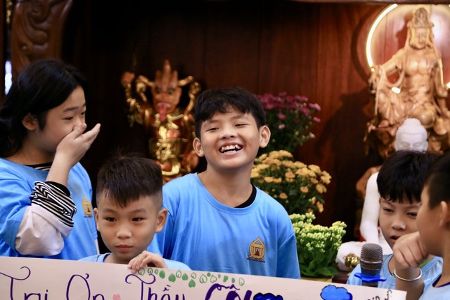 Nụ cười hồn nhiên của em tại khóa tu