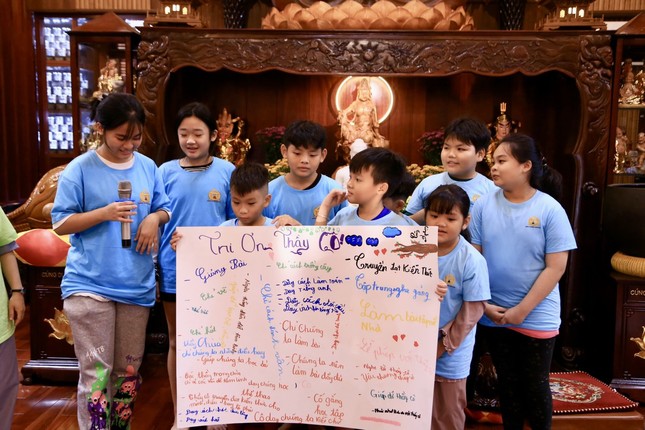 Các bạn thiếu nhi tự tin thuyết trình và chia sẻ suy nghĩ của mình về tình yêu thương với thầy cô giáo và cha mẹ