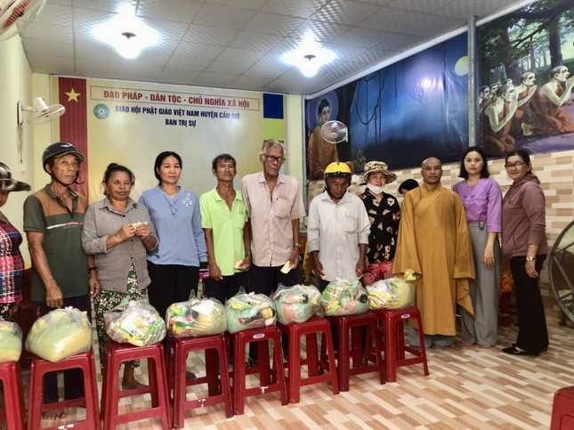 Đại đức Thích Thiện Trí và Phật tử chùa Hải Đức tặng quà đến bà con nhân lễ Tiểu tường Thượng tọa Thích Giác Huệ