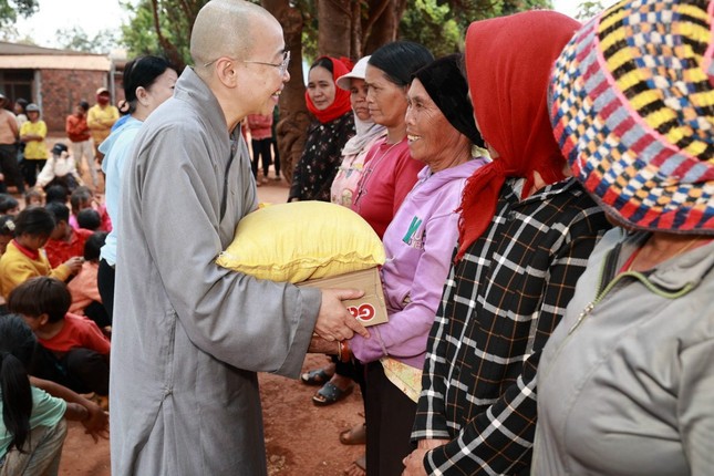 100 phần quà yêu thương được Ni sư Huệ Dâng trao tặng cho phụ huynh học sinh có hoàn cảnh khó khăn. Ảnh: Lê Miền Nam