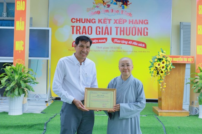 Nhà trường trao thư cảm ơn đến Phân ban Ni giới T.Ư Nhà trường trao thư cảm ơn đến Phân ban Ni giới T.Ư