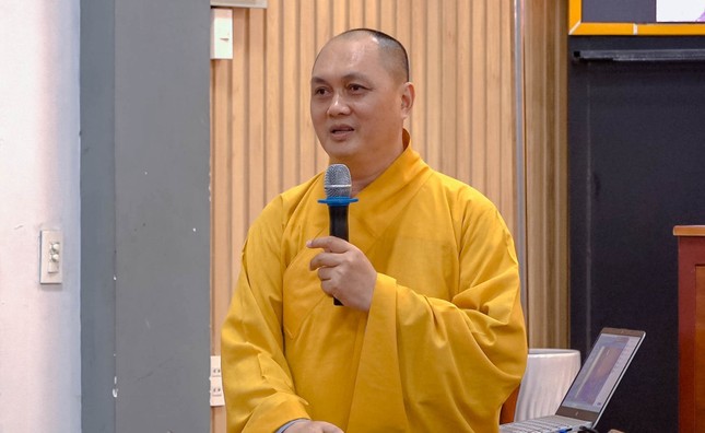 Thượng tọa Thích Thiện Chơn, Phó ban Truyền thông ban HDPT TP phổ biến nội quy khóa tu