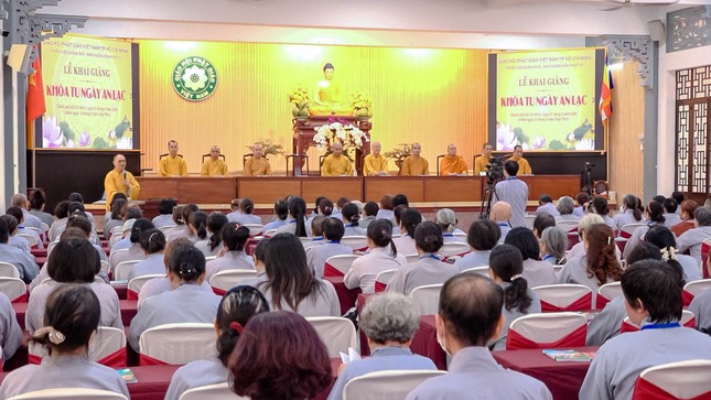 Quang cảnh lễ khai giảng khóa tu &quot;Một ngày an lạc&quot;