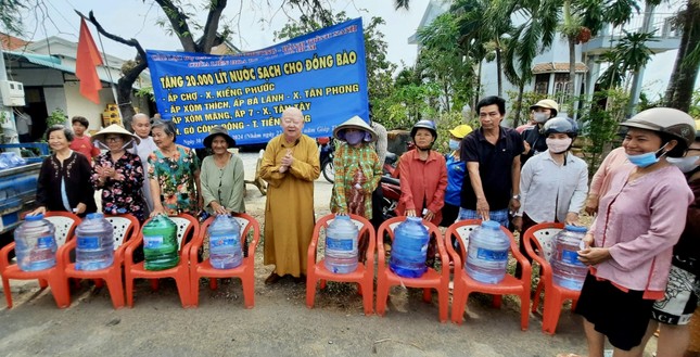 Giọt nước nghĩa tình của chùa Liên Hoa đến với người dân tỉnh Tiền Giang