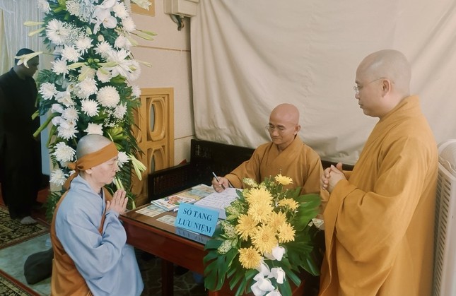 Thượng tọa Thích Thiện Quý viết sổ tang phân ưu