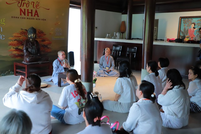 Các bạn trẻ tham gia workshop, được ngồi cạnh quý Sư chia sẻ, tâm tình và tìm cho mình lời khuyên hữu ích