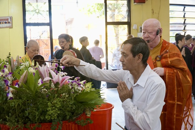 Ông Đặng Văn Khoa thực hiện nghi thức Tắm Phật