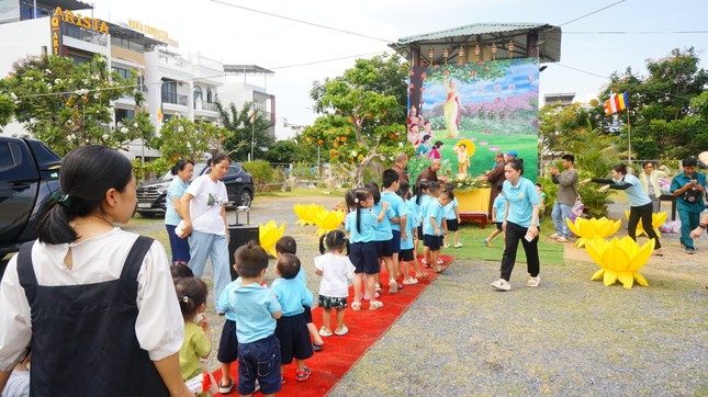 Đây là lần đầu tiên giáo viên trường mầm non A+ đưa các em về chùa dự Lễ Phật đản, nhận được sự ủng hộ của tất cả các phụ huynh