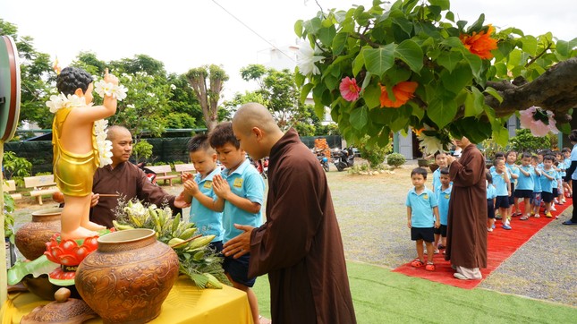 Em xá chào và gửi lời chúc mừng sinh nhật đến Đức Phật