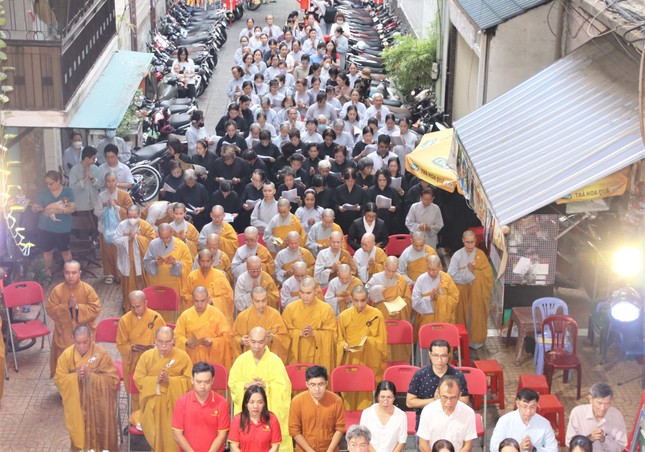 Tăng Ni, Phật tử và đại chúng hướng về Đại lễ Phật đản
