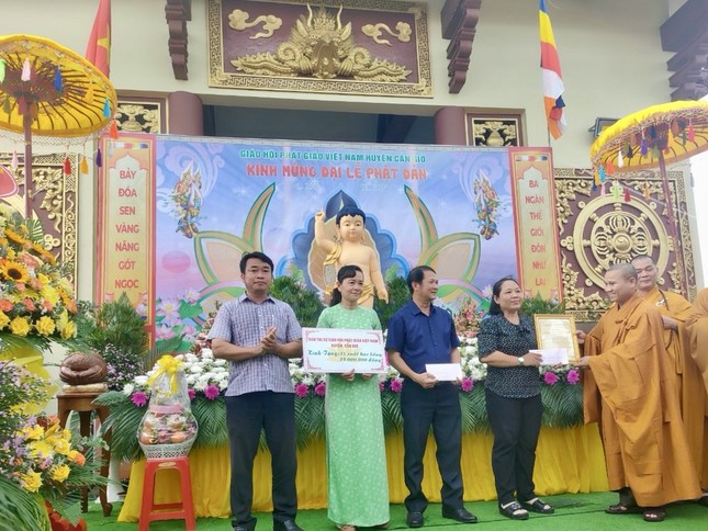 Ban Trị sự GHPGVN H.Cần Giờ dành 35 suất học bổng tặng học sinh nhân mùa Phật đản