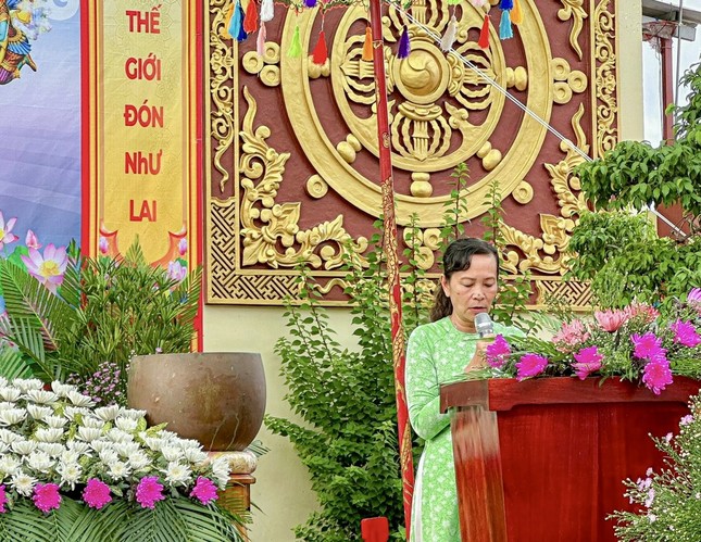 Bà Võ Thị Kim Thắm, Phó Chủ tịch Ủy ban MTTQVN huyện chúc mùa Phật đản nhiều hỷ lạc đến chư tôn đức Tăng Ni, Phật tử